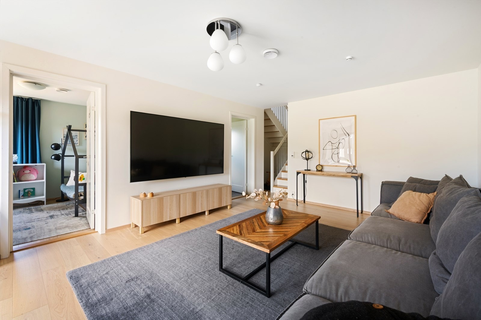 Stuen i underetasjen kan tilpasses ulike behov og gir et fleksibelt ekstra oppholdsrom i boligen, for bedre komfort er det lagt varmefolie i gulvet. Galleribilde