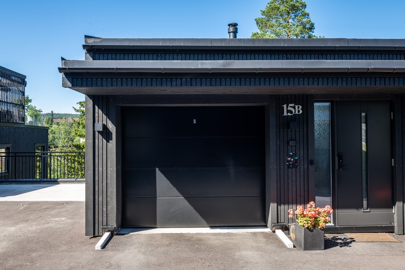 Boligen har også en 19 kvm integrert garasje med el-billader, og er utstyrt med smarthus-løsning som sørger for energieffektiv drift og lading når strømprisen er på sitt laveste. Galleribilde