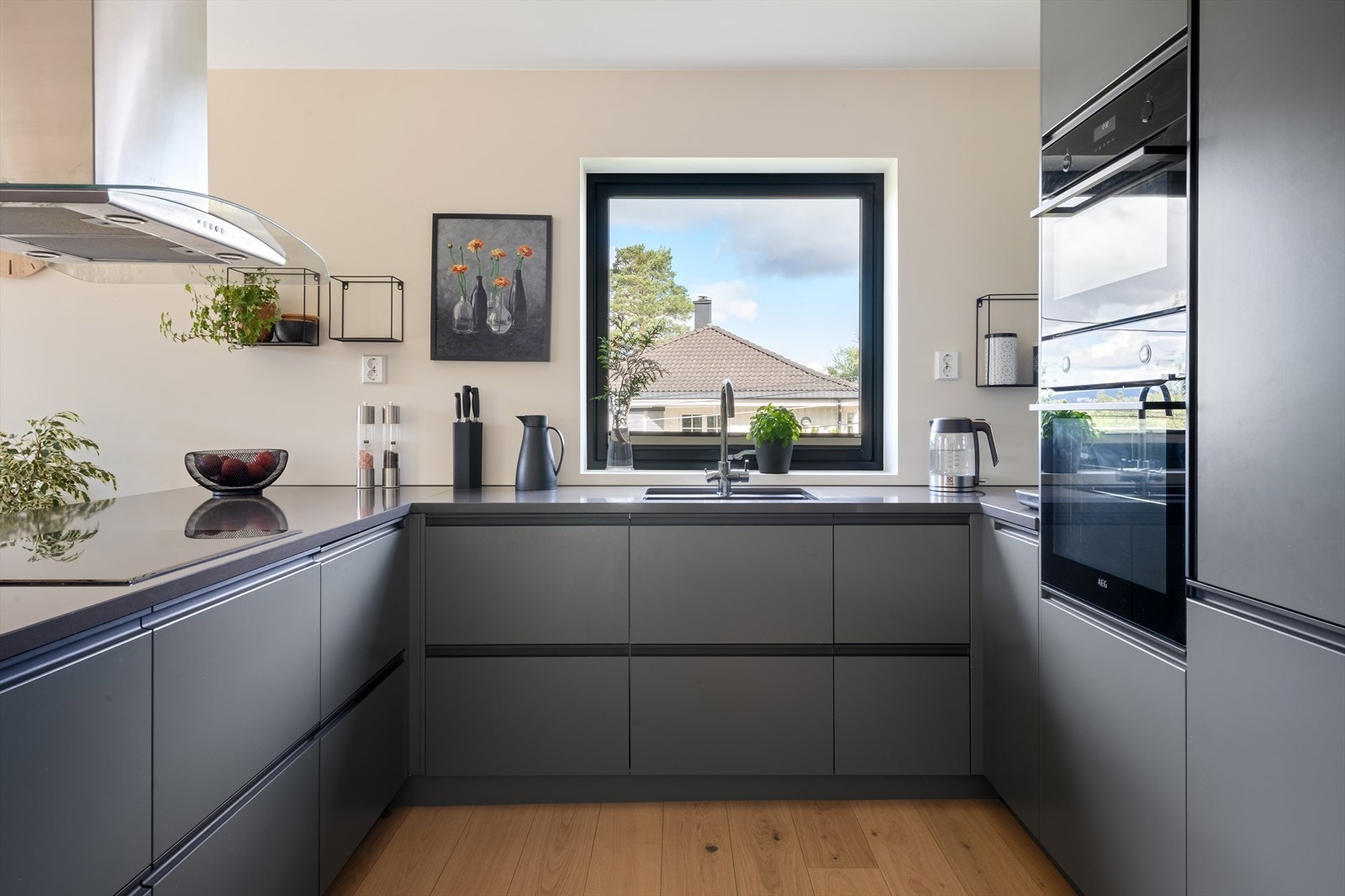 Kjøkkenet er godt utstyrt med integrerte hvitevarer, inkludert platetopp, stekeovn, mikrobølgeovn, kombiskap med kjøl og frys, oppvaskmaskin samt nedfelt kum med ettgreps blandebatteri. Galleribilde