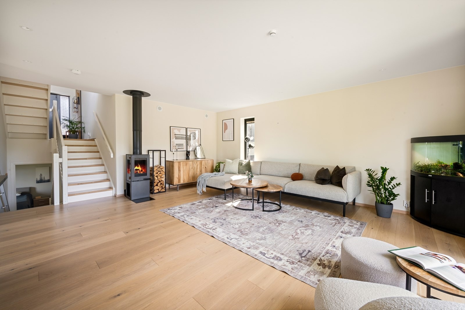 Lys og romslig stue i åpen og sosial løsning mot kjøkkenet - et naturlig samlingspunkt for både hverdag og selskapeligheter. For bedre komfort er det lagt varmefolie i gulvet. Galleribilde