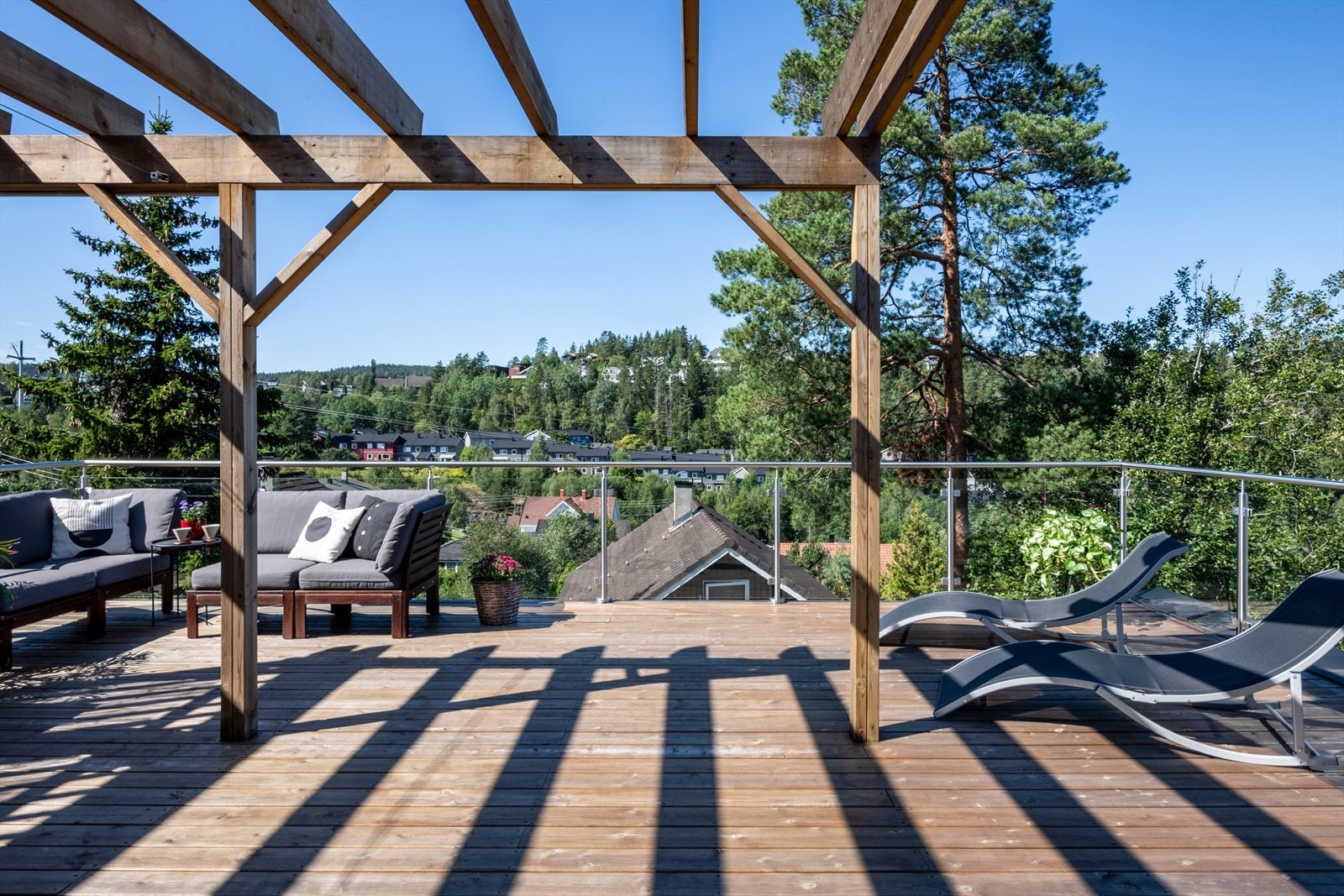 Her får du rikelig med plass til å innrede i ulike soner - enten du ønsker en hyggelig lounge, spiseplass, grillområde eller frodig beplantning. Galleribilde