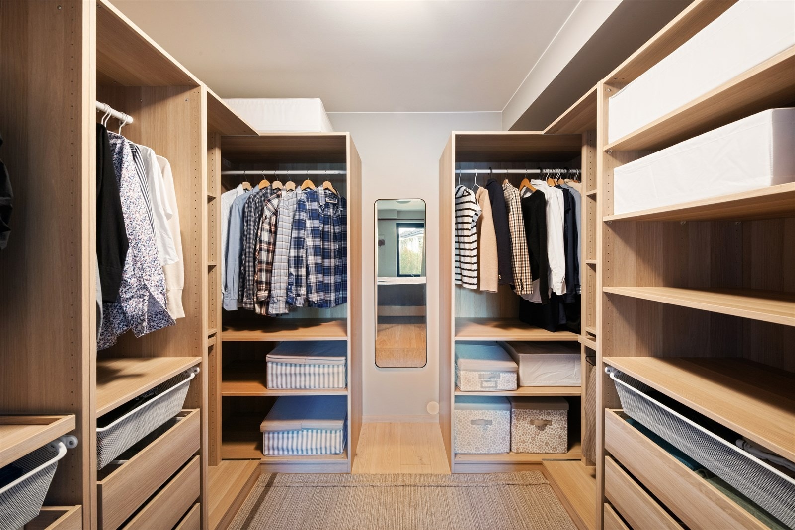 Praktisk omkledningsrom - en funksjonell forlengelse av soverommet som tilfører både komfort og orden. Galleribilde