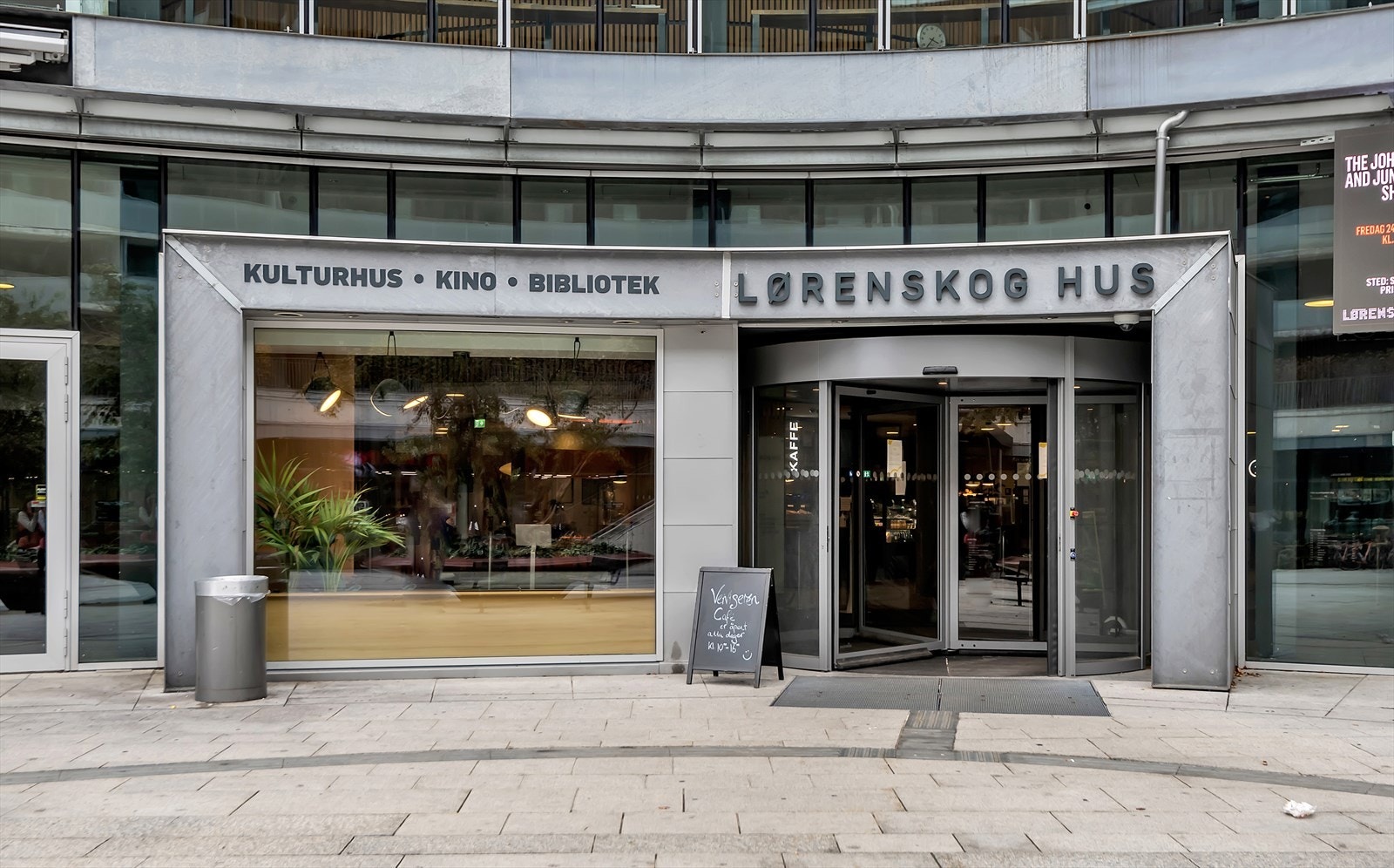 I sentrum av Lørenskog finner du Lørenskog Hus, kommunens kulturhus med kino, bibliotek, konserter, teaterforestillinger og mye mer. Rett ved ligger også Metro Senter, et moderne kjøpesenter med et rikt utvalg av butikker og spisesteder. Galleribilde