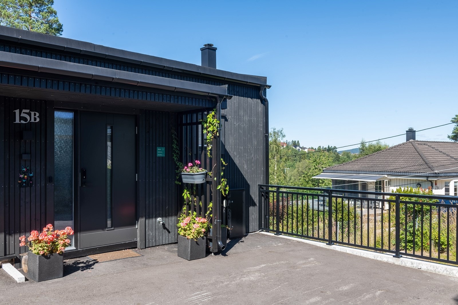 Fasade. I tillegg disponeres en biloppstillingsplass på tomten. Galleribilde