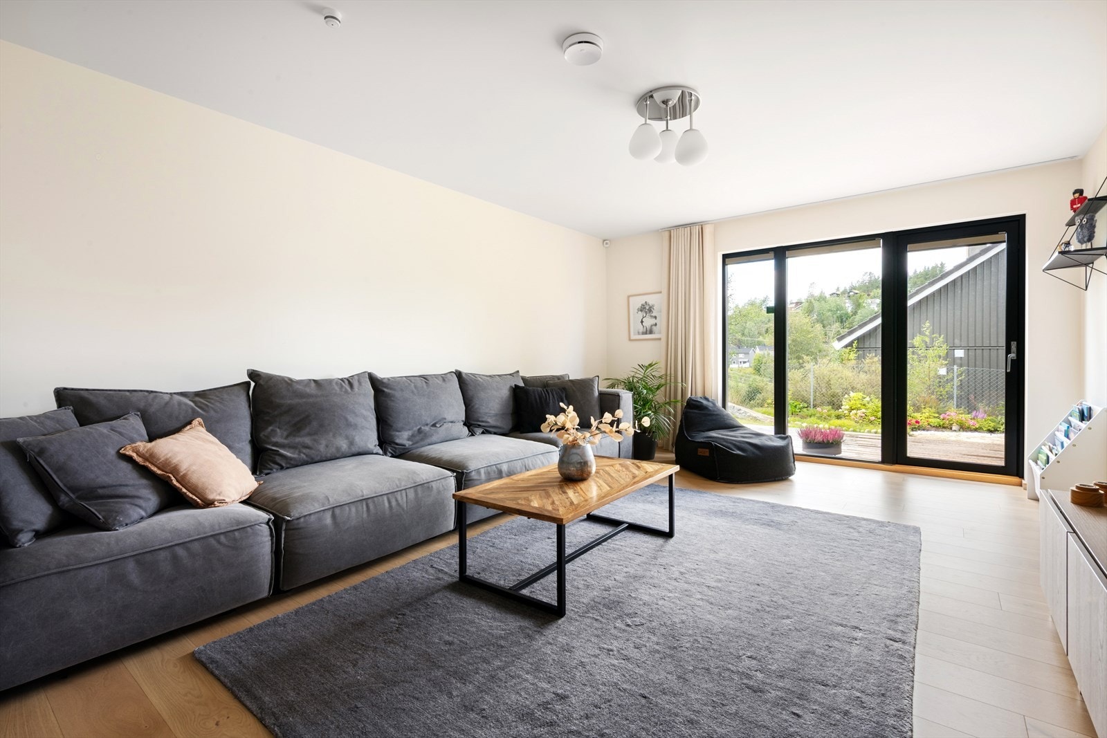 Romslig og hyggelig stue i underetasjen med god plass til sofagruppe og ønsket møblement. Dette er et perfekt rom for avslapning, filmkvelder og sosiale sammenkomster i en lun og privat atmosfære. Galleribilde