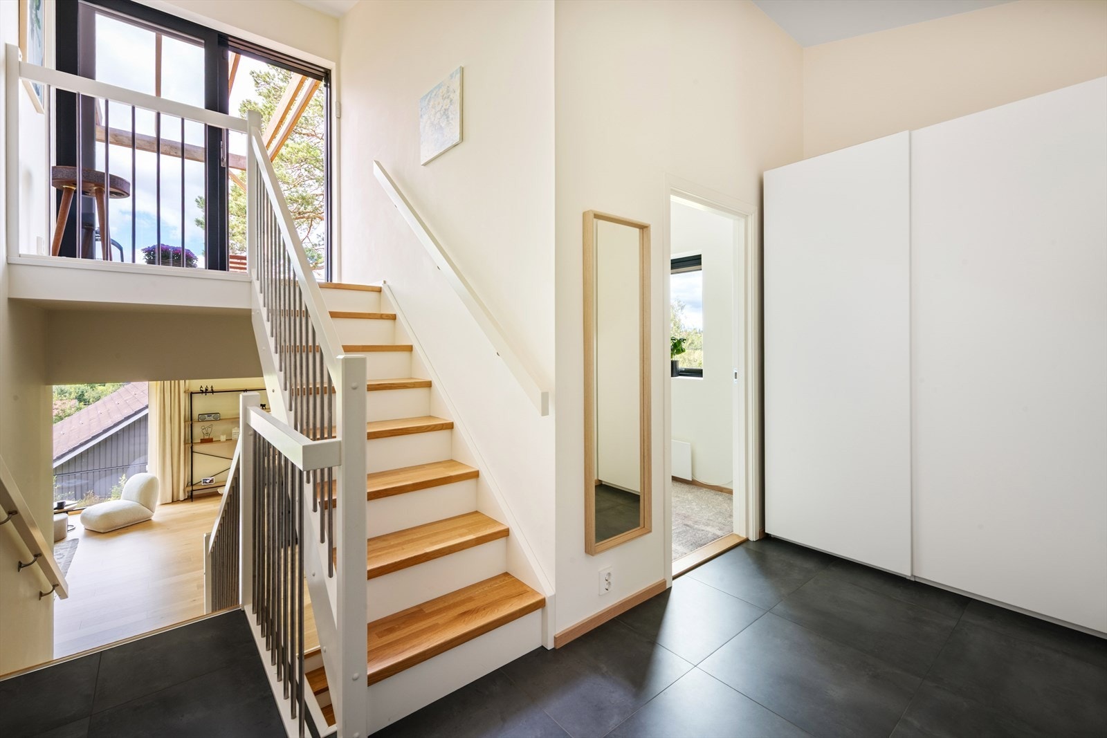 Lys og innbydende entré som gir et godt og moderne førsteinntrykk av boligen. Galleribilde