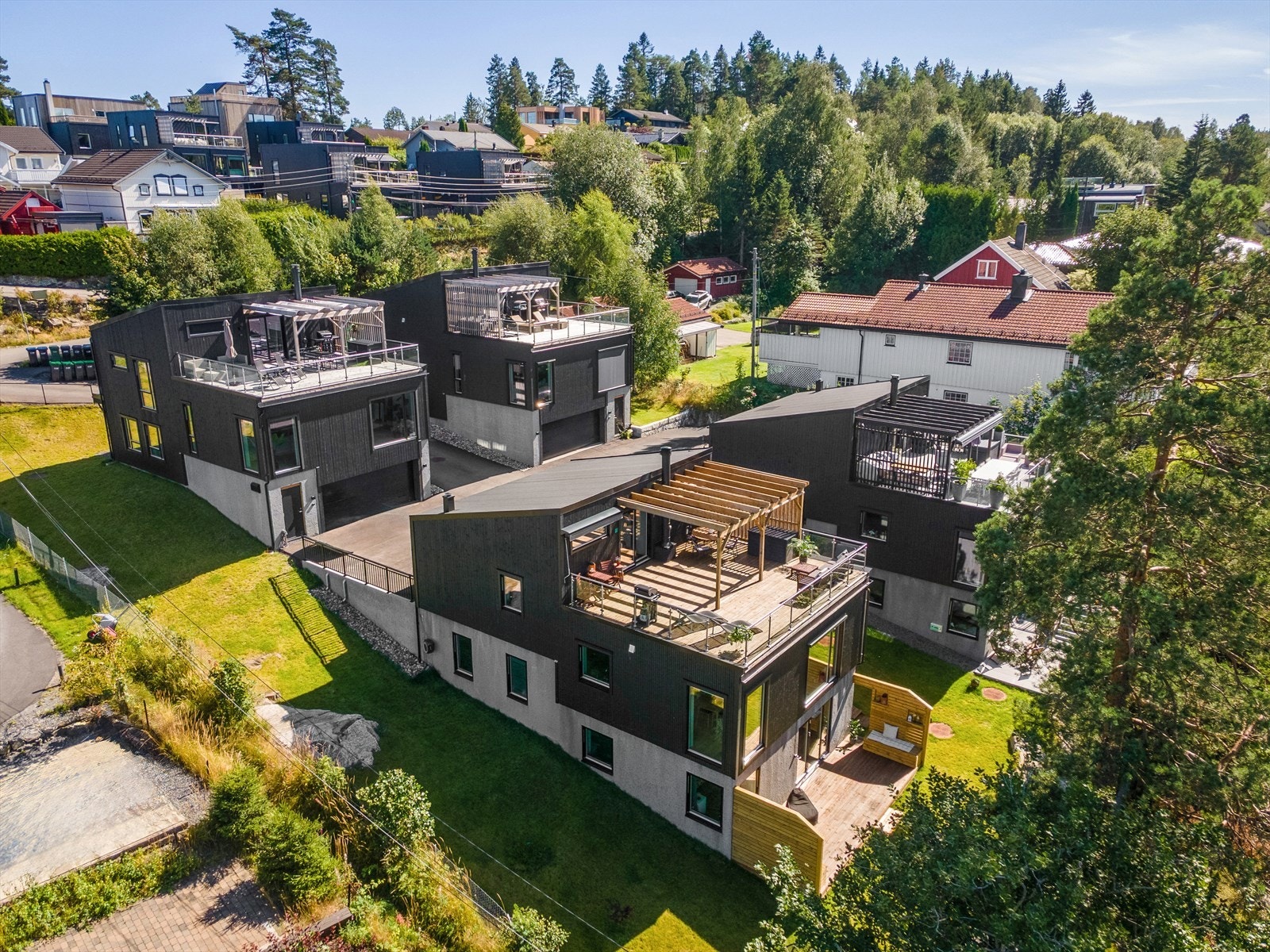 Falkeveien 15B er en flott eiendom beliggende i et stille og etablert boligområde uten sjenerende trafikkstøy. Beliggenheten er tilbaketrukket med svært gode solforhold fra morgen til kveld, og med kort vei til både skoler, barnehager, marka og kollektivt Galleribilde