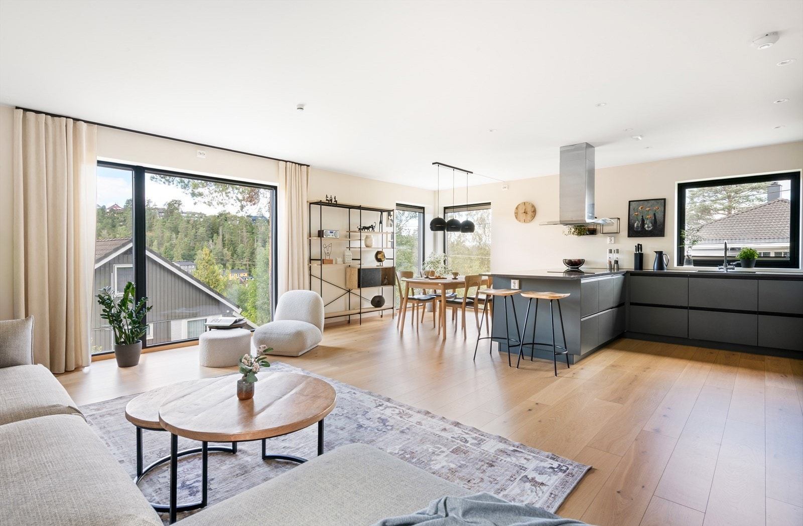 Moderne arkitektur med en funksjonell planløsning over fire halvplan - ideelt både for barnefamilier og for par som ønsker god plass. Galleribilde