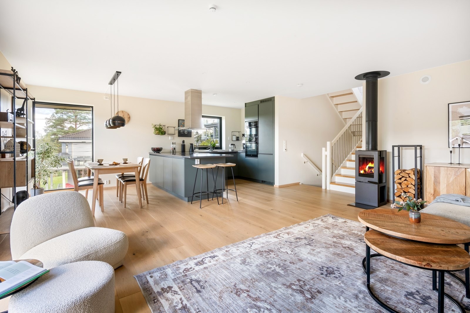 Gode innredningsmuligheter for å dele opp stuen i flere soner Galleribilde