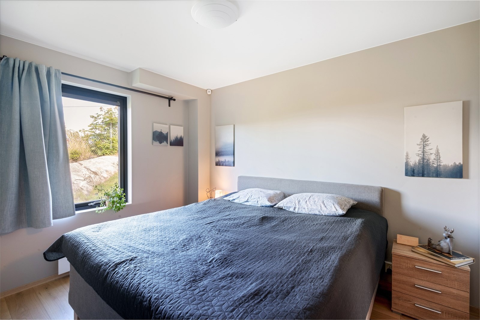 Romslig og lyst hovedsoverom med store vindusflater som sørger for rikelig med naturlig lys og enkel utlufting. Her har du plass til å innrede med dobbeltseng med tilhørende nattbord, samt annet ønsket interiør. Galleribilde