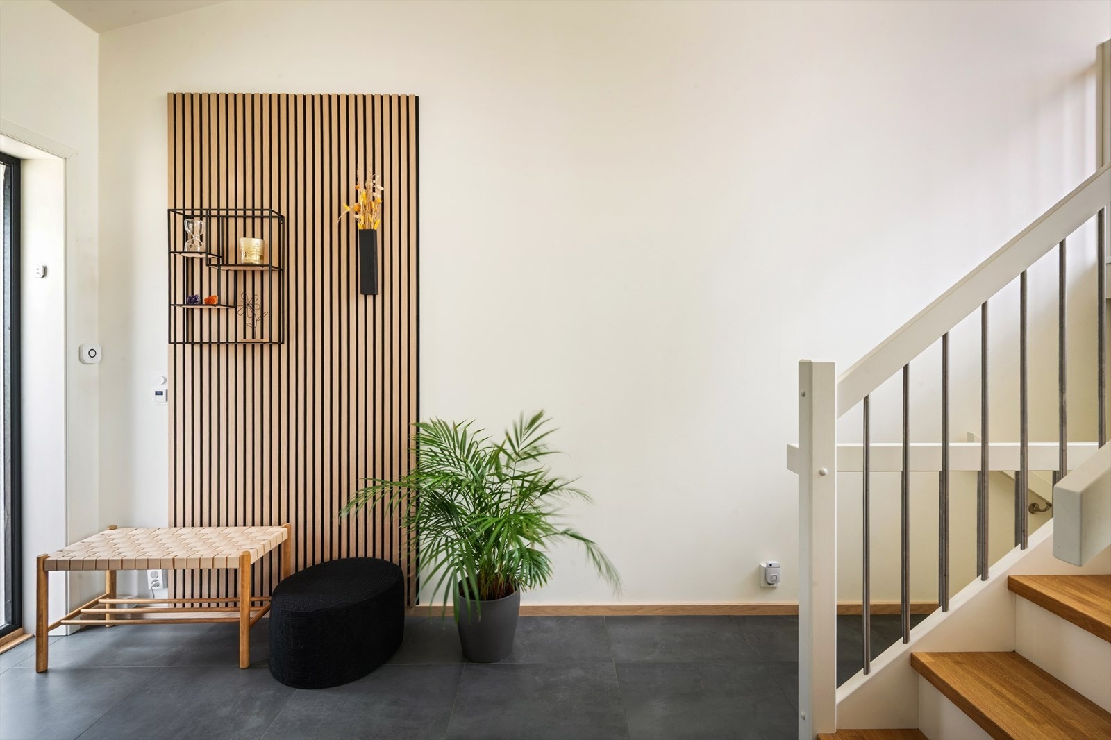 Rommet er praktisk utformet med god plass til oppbevaring av yttertøy og sko. Galleribilde