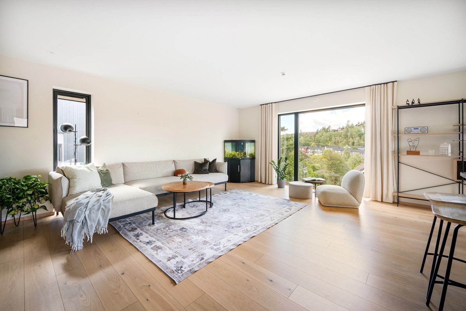 Her er det god plass til å møblere med en stor sofagruppe, spisebord og annet ønsket interiør. Galleribilde