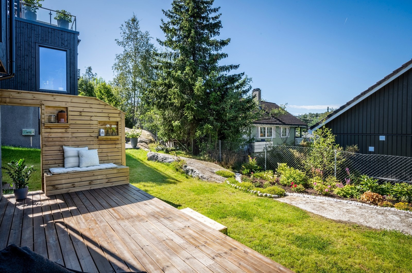 Fra stuen er det direkte utgang til en vestvendt markterrasse på ca. 19 kvm - ideell for å nyte solrike dager og lune sommerkvelder. Galleribilde