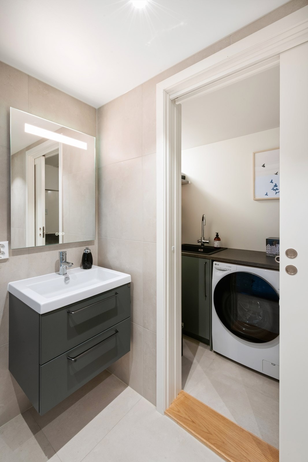 Praktisk vaskerom/teknisk rom med funksjonelle løsninger. Rommet har malte vegg- og takflater, samt flislagt gulv med elektriske varmekabler. Innredet med servant og servantinnredning med ettgreps blandebatteri, samt opplegg og plass for vaskemaskin. Galleribilde