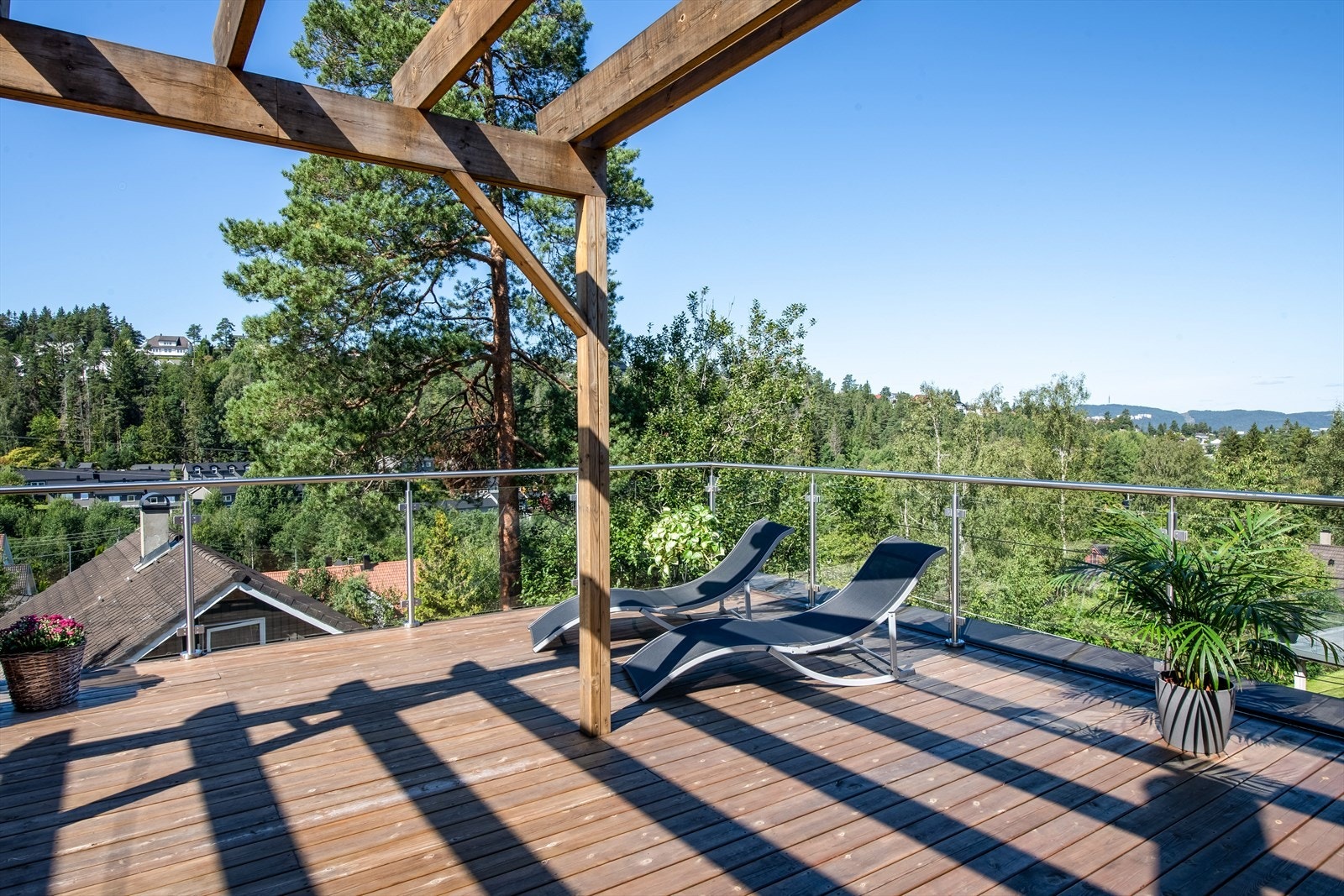 Takterrassen vender mot vest og gir gode solforhold fra morgen til kveld - perfekt for lange sommerdager og hyggelige sammenkomster. Galleribilde