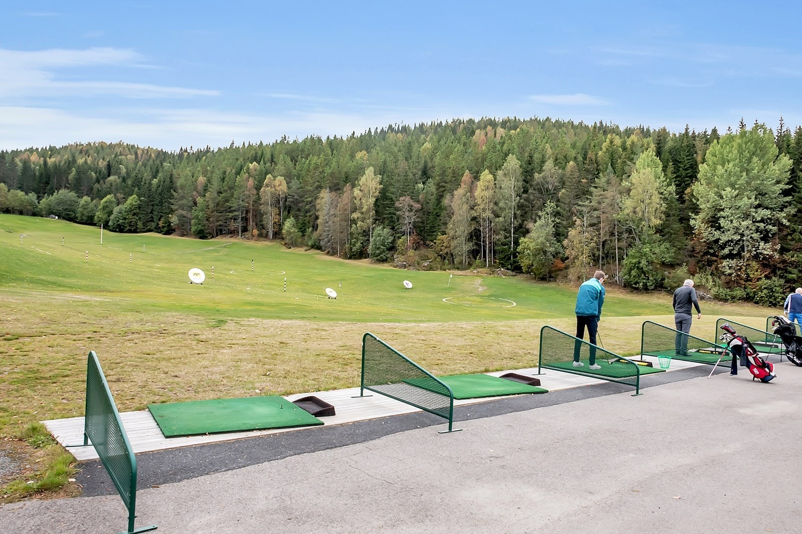 Området har et bredt tilbud innen idrett, med flere idrettshaller og idrettsanlegg i nærheten. For golfinteresserte ligger Losby Gods med både 9- og 18-hulls golfbane kun en kort kjøretur unna. Galleribilde