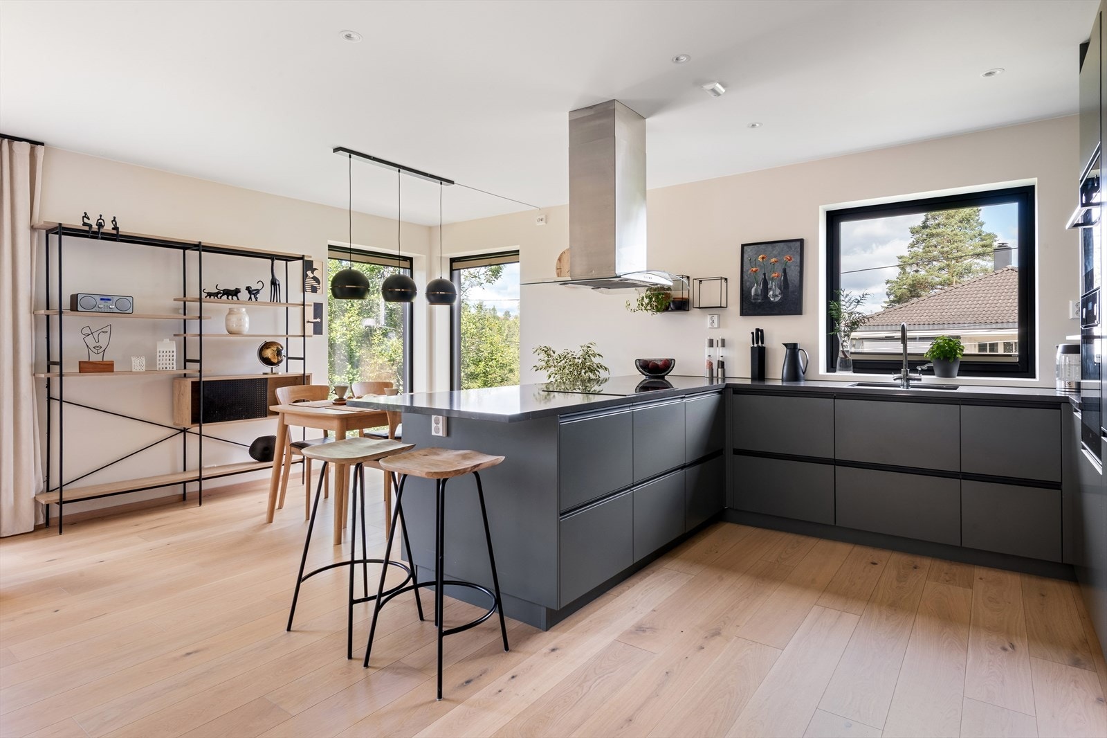 Kjøkkenets utforming gir rikelig med arbeidsflater og en smart barløsning - perfekt for morgenkaffen og frokosten før en travel dag. Galleribilde