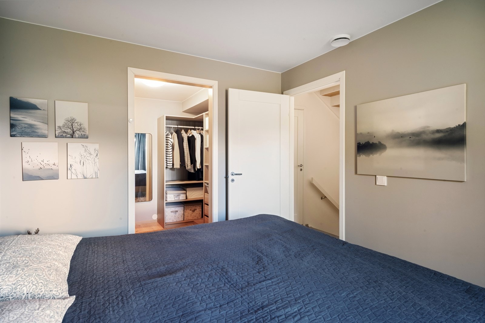 Rommet har en praktisk og eksklusiv løsning med eget omkledningsrom som gir god plass til oppbevaring av klær og tilbehør. Galleribilde