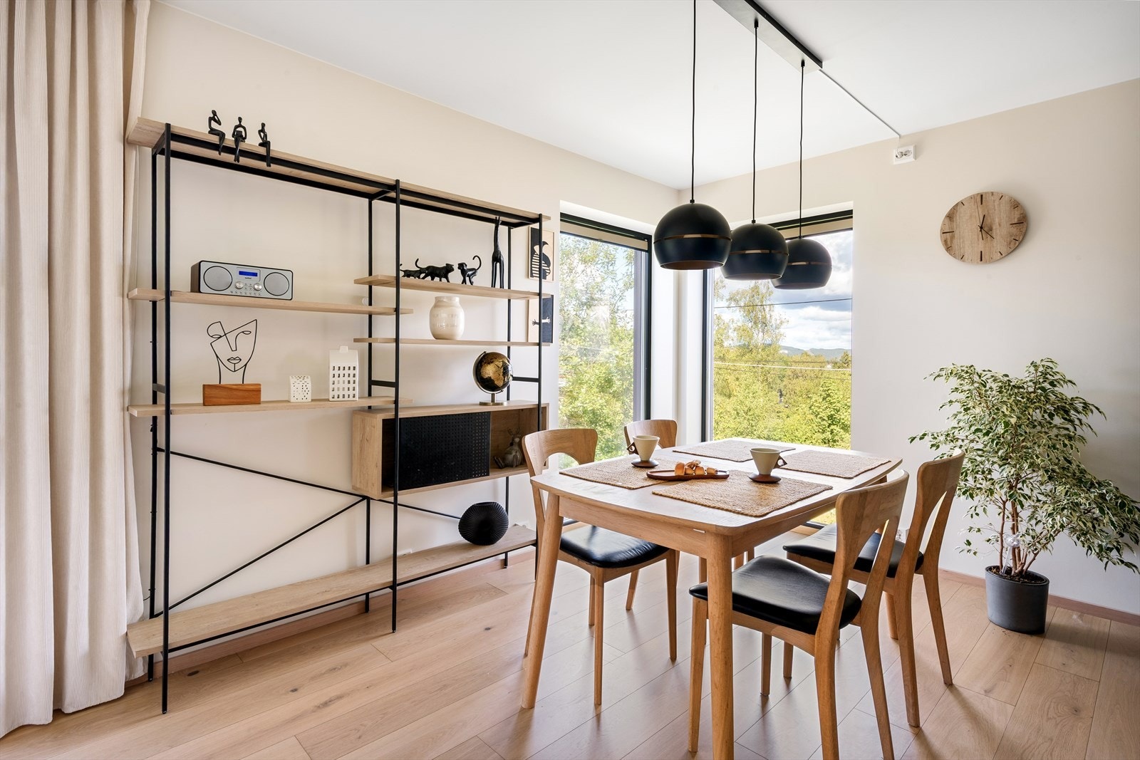 God plass til å innrede med spisestue med plass for hele familien Galleribilde