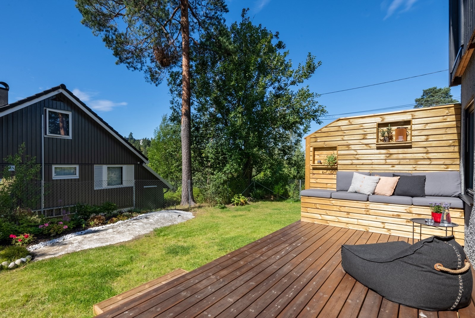 Terrassen er bygget i bjelkelagskonstruksjon og har gulv belagt med terrassebord, noe som gir et solid og pent uttrykk. Galleribilde