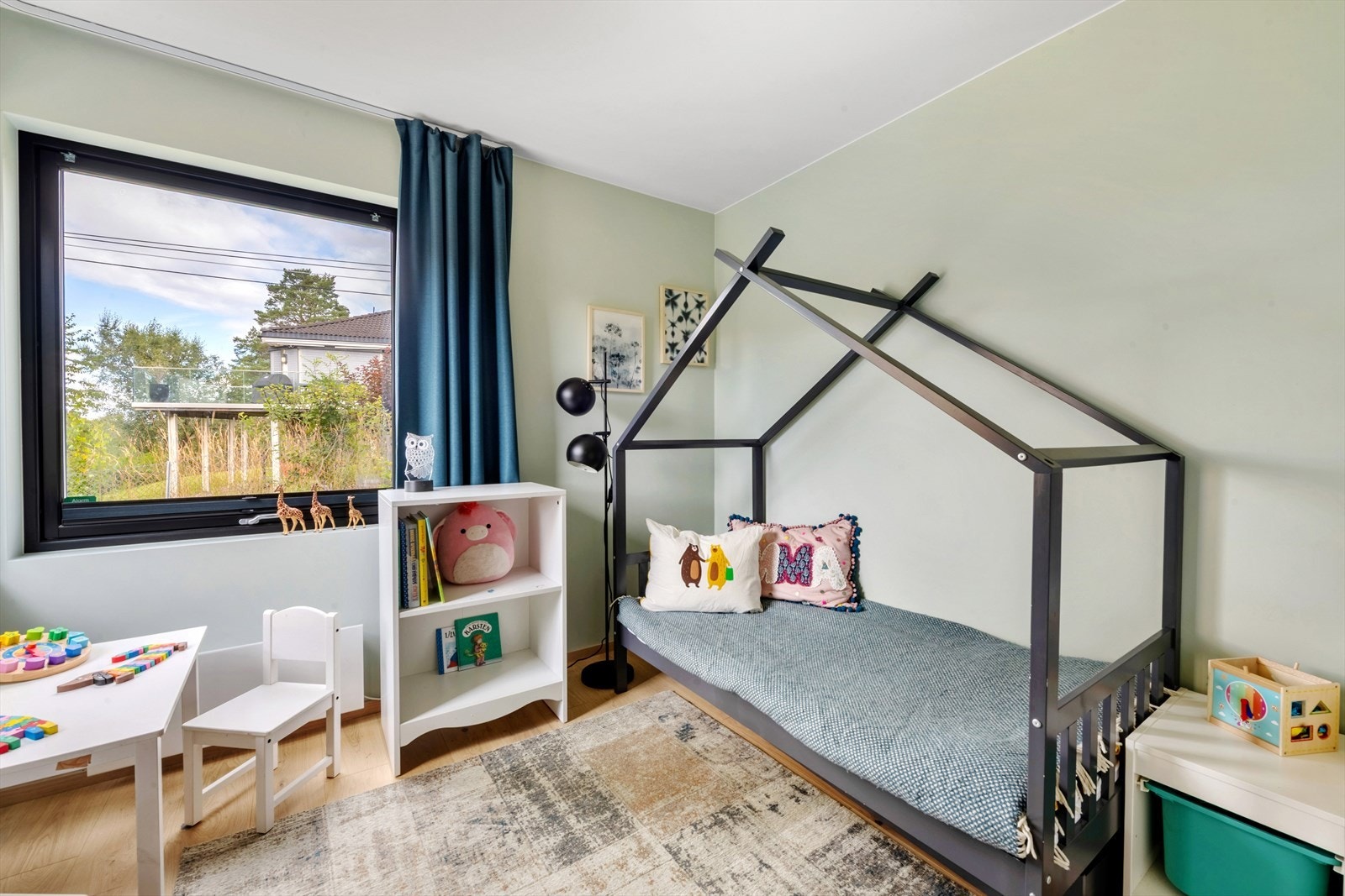 Soverom av god størrelse og gir plass til seng, nattbord, garderobe og annet ønsket møblement. Galleribilde