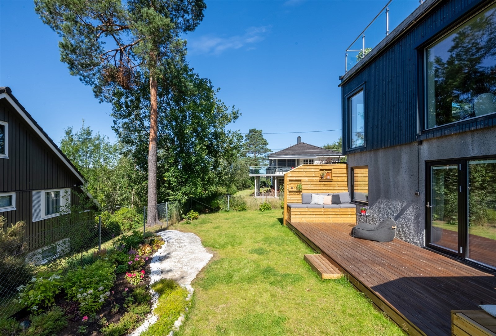 Fra markterrassen har du tilgang til pent opparbeidet hage - perfekt for barnefamilier. Galleribilde