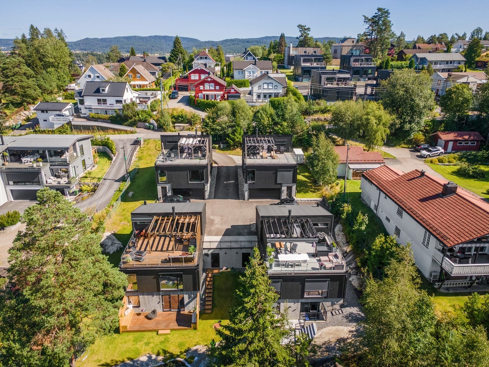 Området er populært og familievennlig, og selve Falkeveien er en blindgate - noe som gir en trygg og rolig atmosfære. Galleribilde