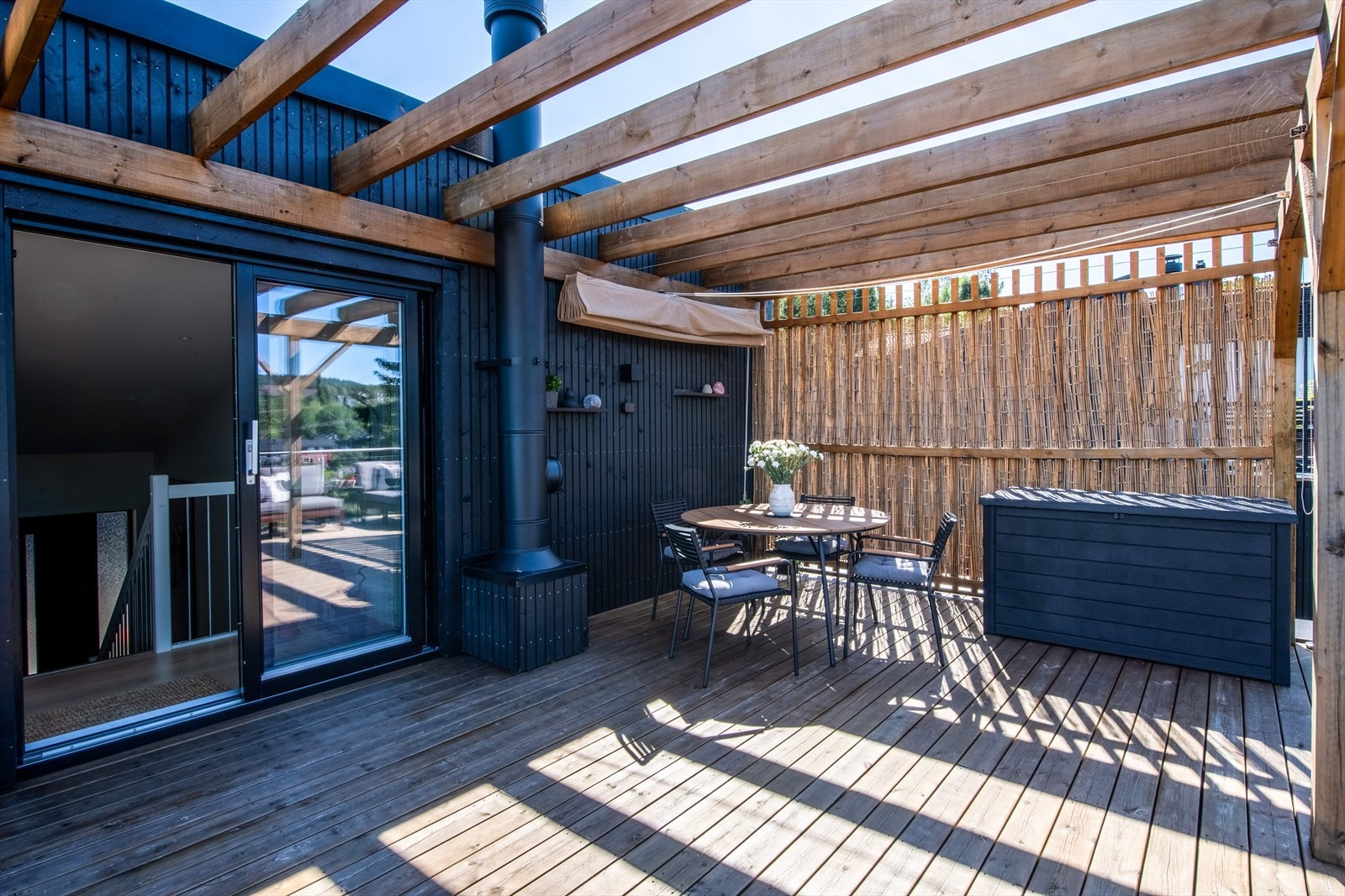 Terrassen er lagt med terrassebord og har moderne fasiliteter som pergola, belysning, stikkontakt og markise som gjør uterommet komfortabelt og funksjonelt gjennom store deler av sesongen. Galleribilde