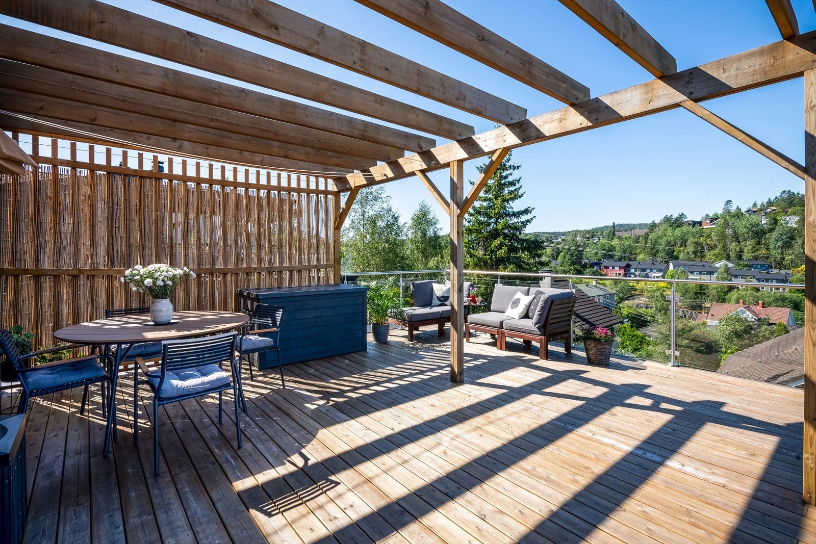 Stor og solrik takterrasse på ca. 45 kvm med vestvendt beliggenhet og utgang fra trapperom. Galleribilde