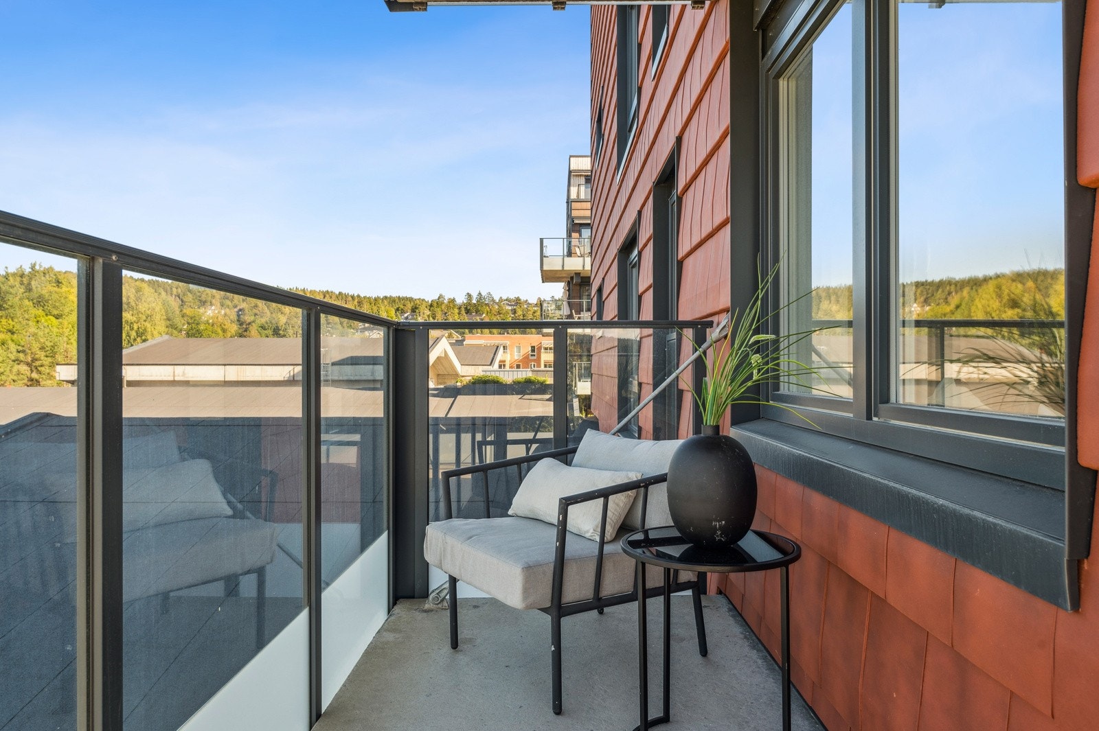 Balkongen har også en nordvestvendtmindre del. Galleribilde