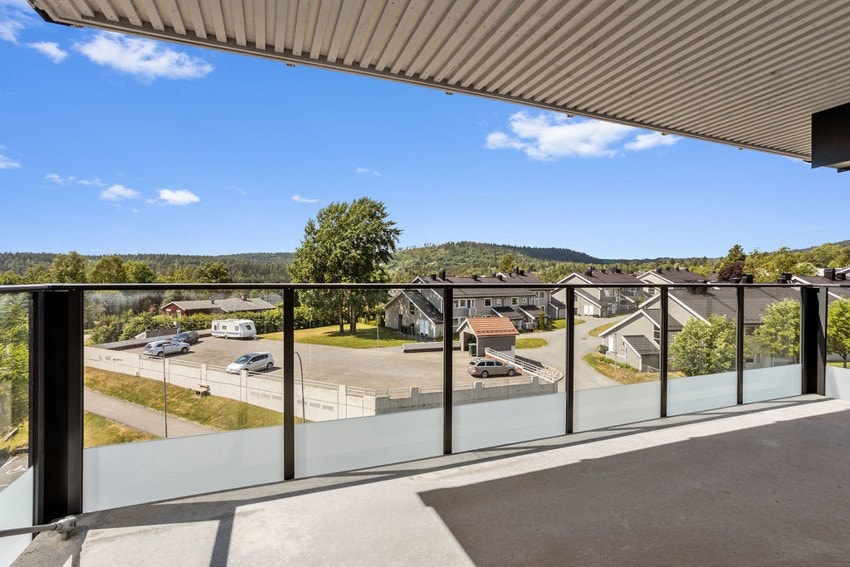 Solrik og romslig balkong med storslått utsikt. Galleribilde