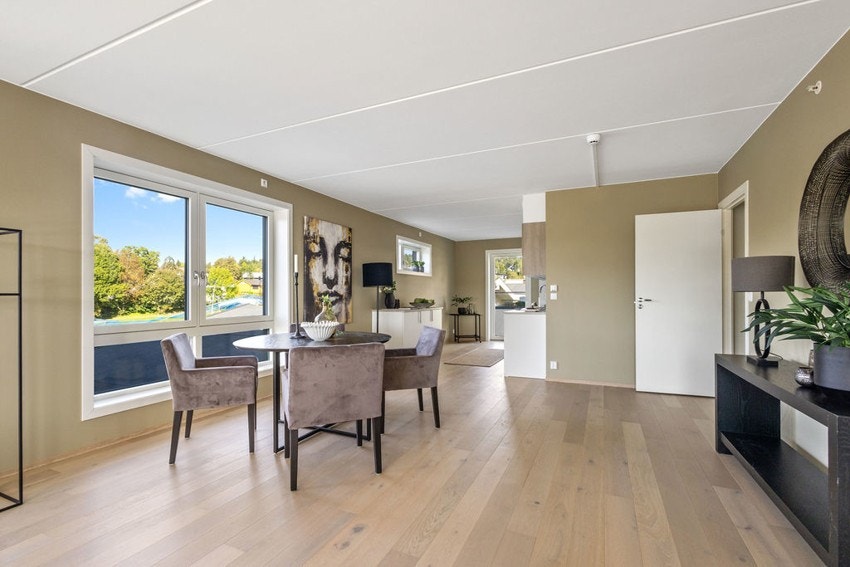 Spisestue og kjøkken. Galleribilde