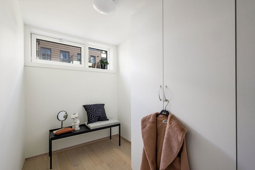 Garderoberom tilhørende hovedsoverom. Galleribilde