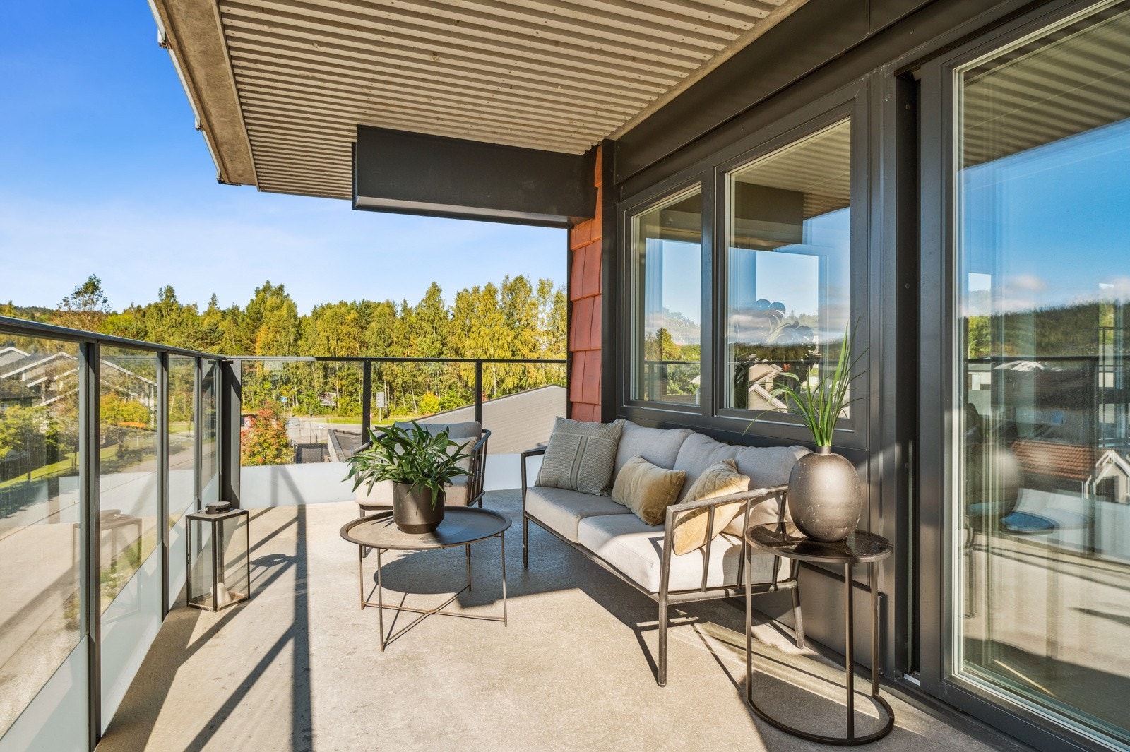 Solrik og romslig balkong med storslått utsikt. Galleribilde