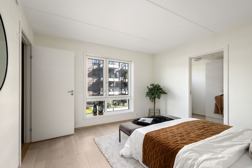 Romslig hovedsoverom med eget bad og garderoberom. Galleribilde