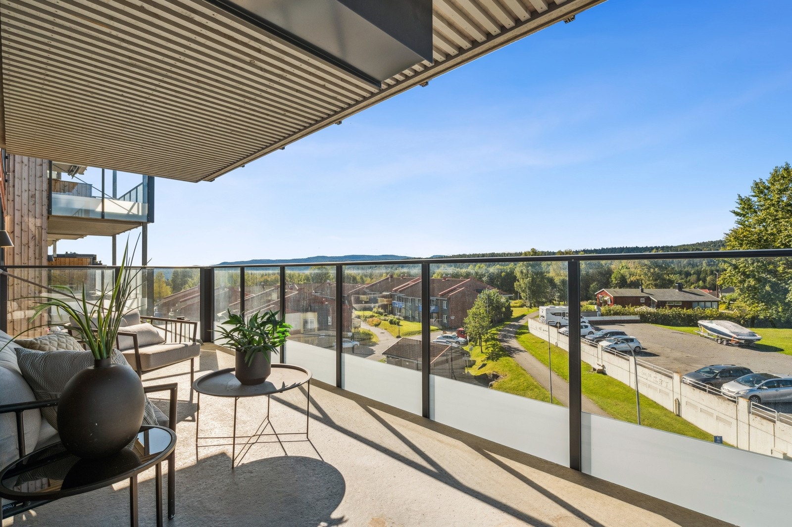 Solrik og romslig balkong med storslått utsikt. Galleribilde