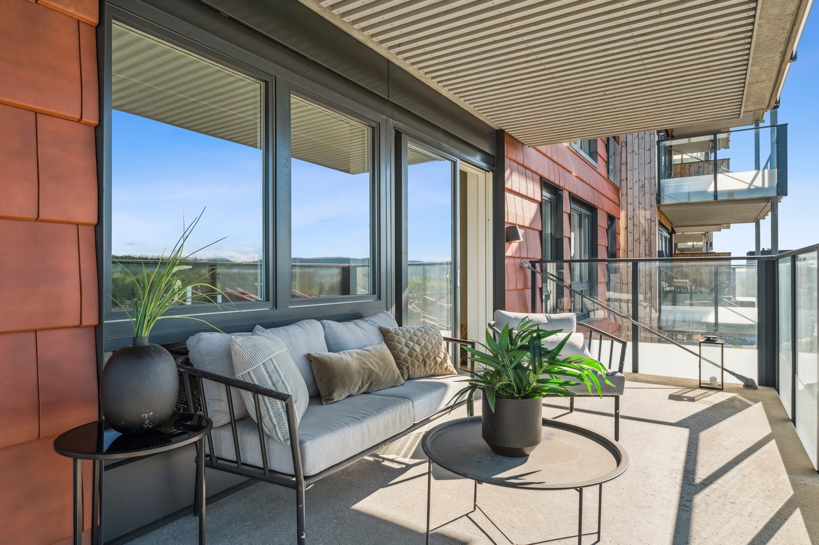 Solrik og romslig balkong med storslått utsikt. Galleribilde