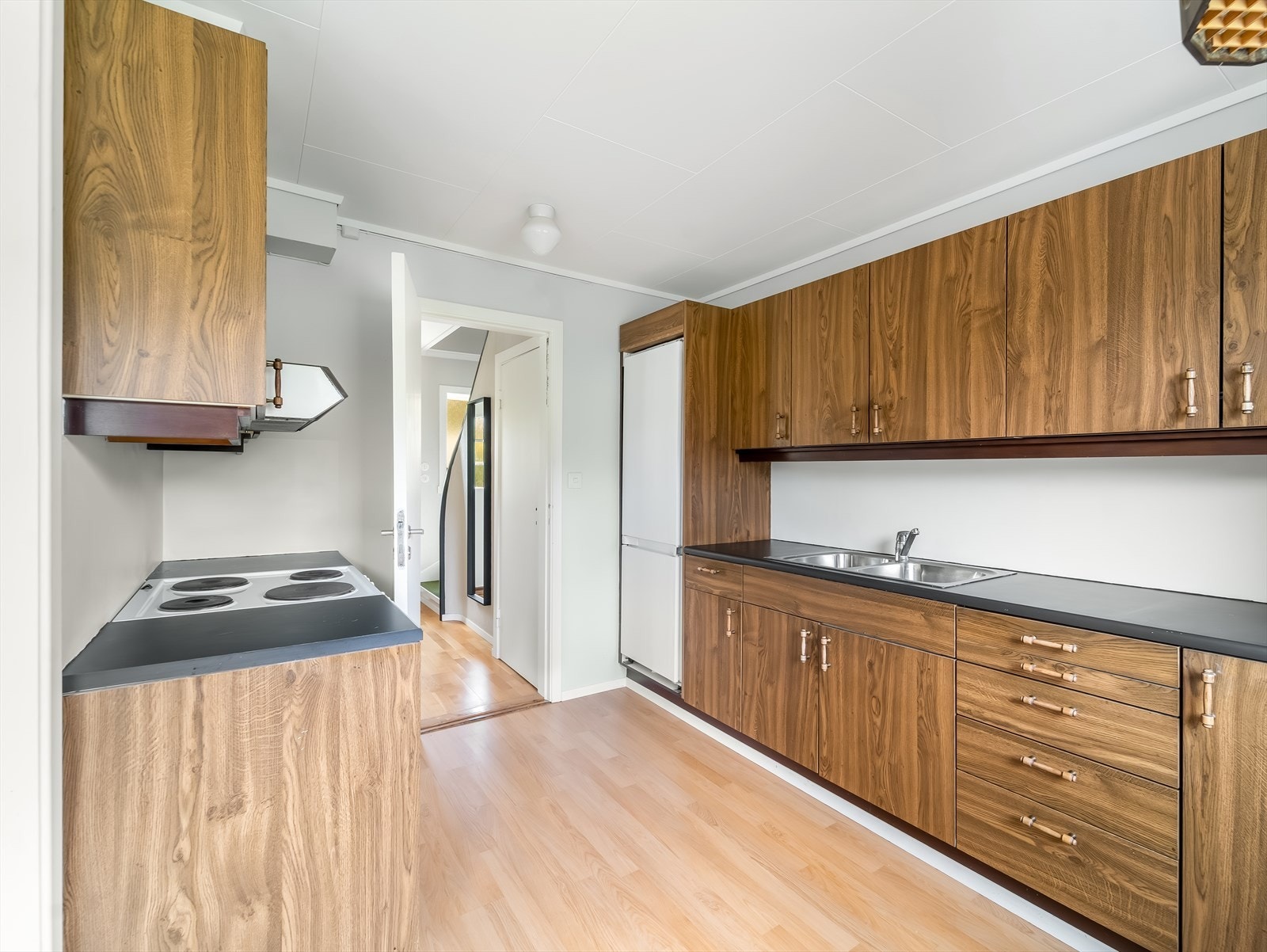 Kjøkkeninnredning med glatte fronter og laminert benkeplate. Galleribilde