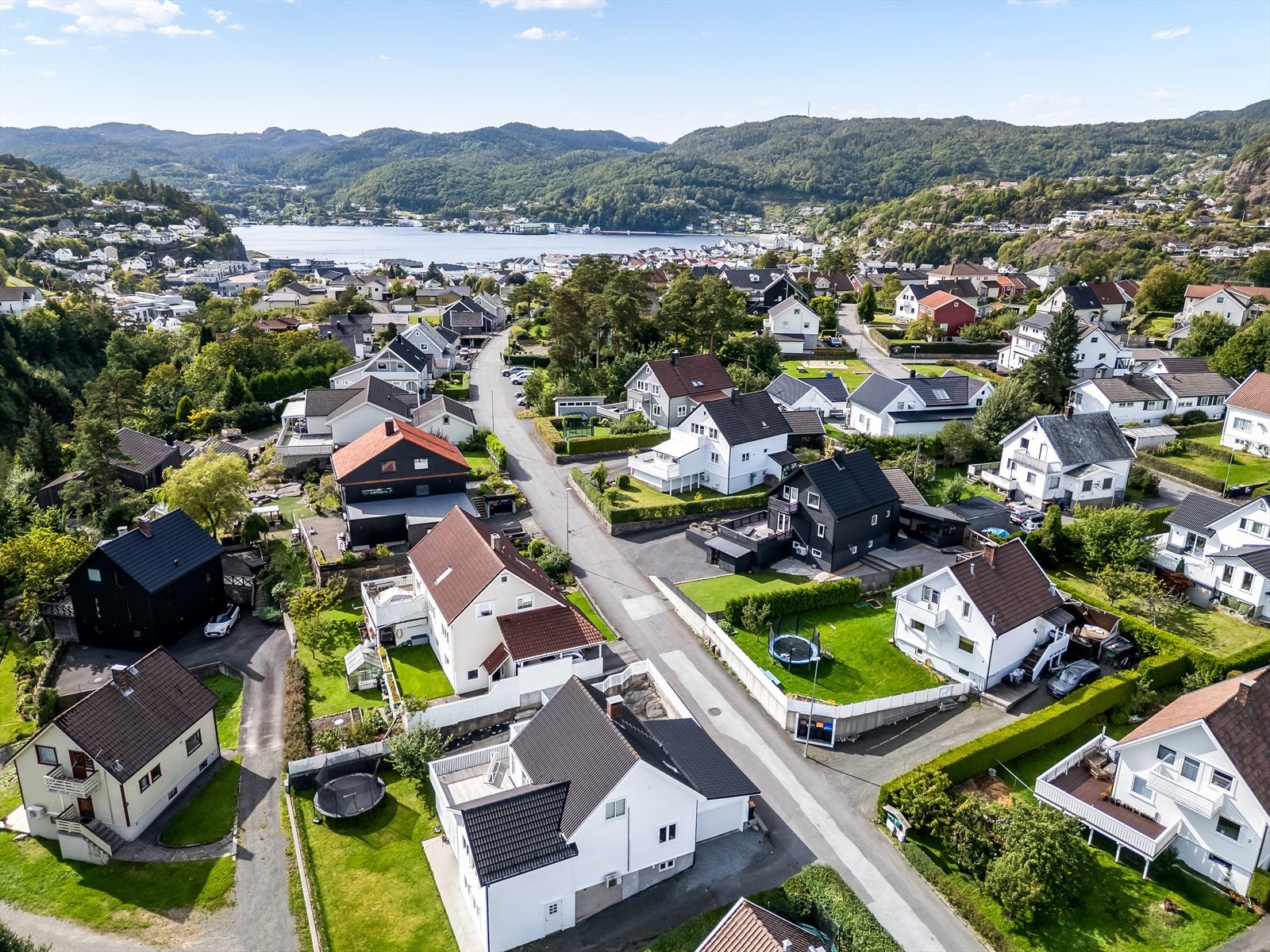 Eiendommen ligger solrikt til i et etablert og populært boligområde på Uenes! Galleribilde