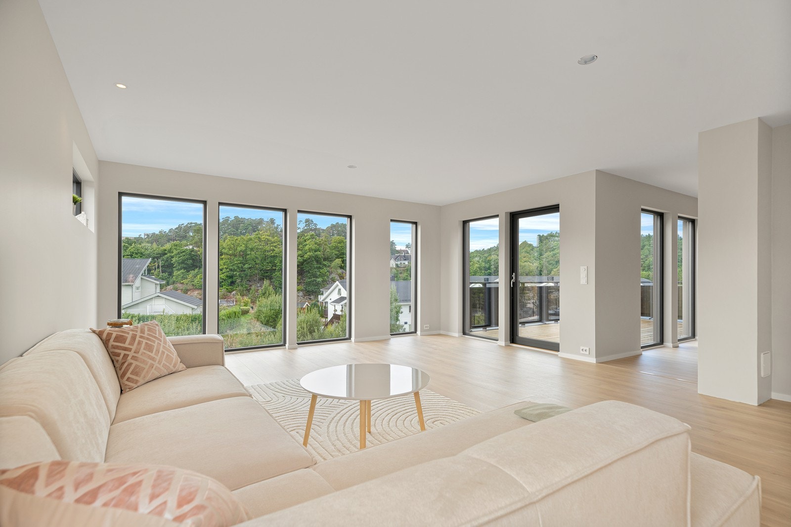 Ny moderne familiebolig med lekre, gjennomtenkte detaljer - Barnevennlig område i nytt felt - Mulighet for praktikantdel Galleribilde