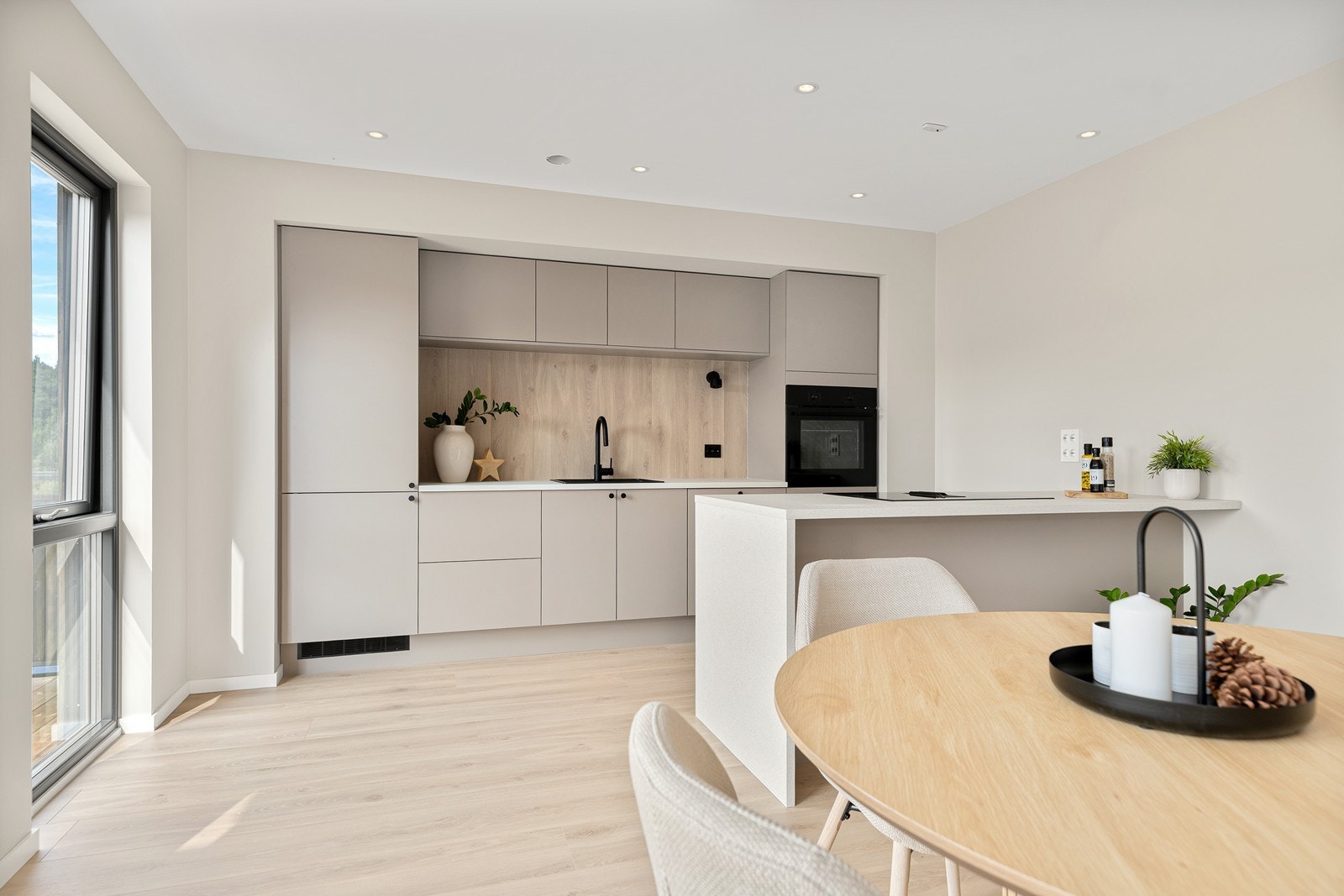 Meget lekkert, påkostet kjøkken fra HTH i tidløs utførelse. Galleribilde