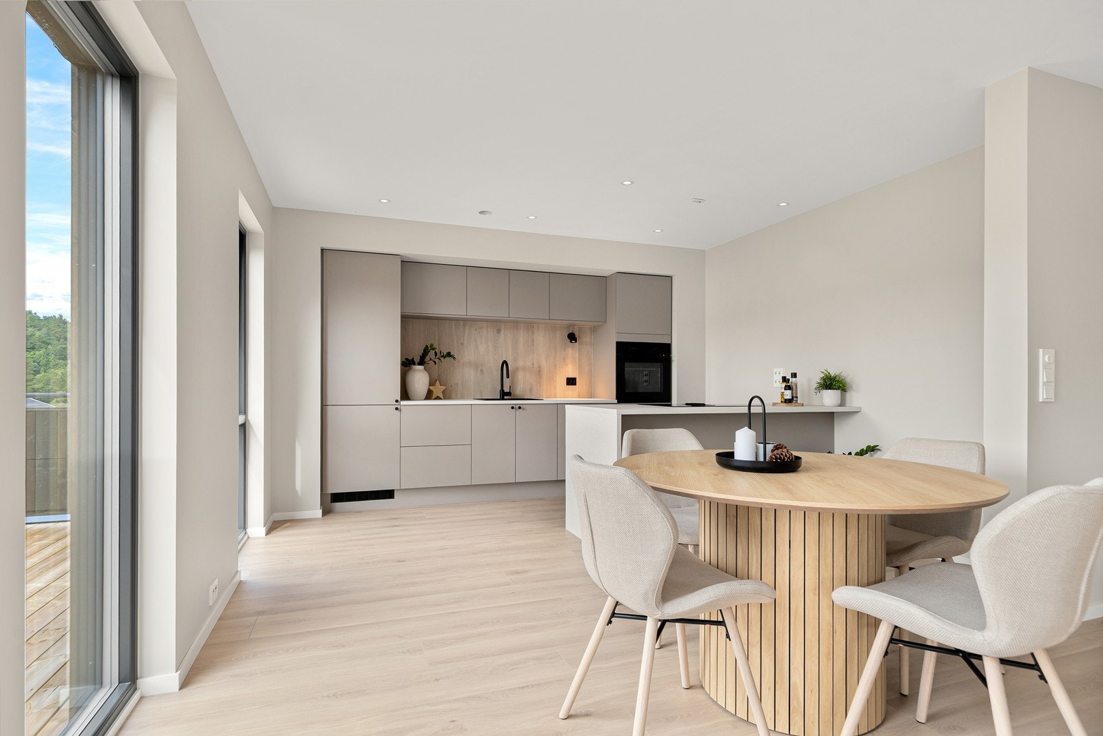 Kjøkken med integrerte hvitevarer fra AEG. Galleribilde