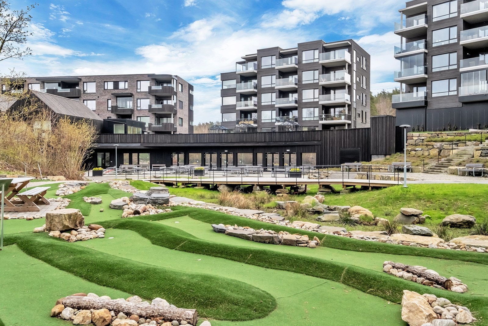 002_I Randesund Hageby har man egen minigolfbane i flotte omgivelser.jpg Galleribilde