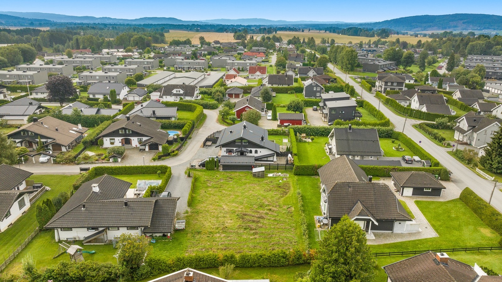 Selger har fått utarbeidet igangsettingstillatelse for enebolig med garasje på tomten. Galleribilde
