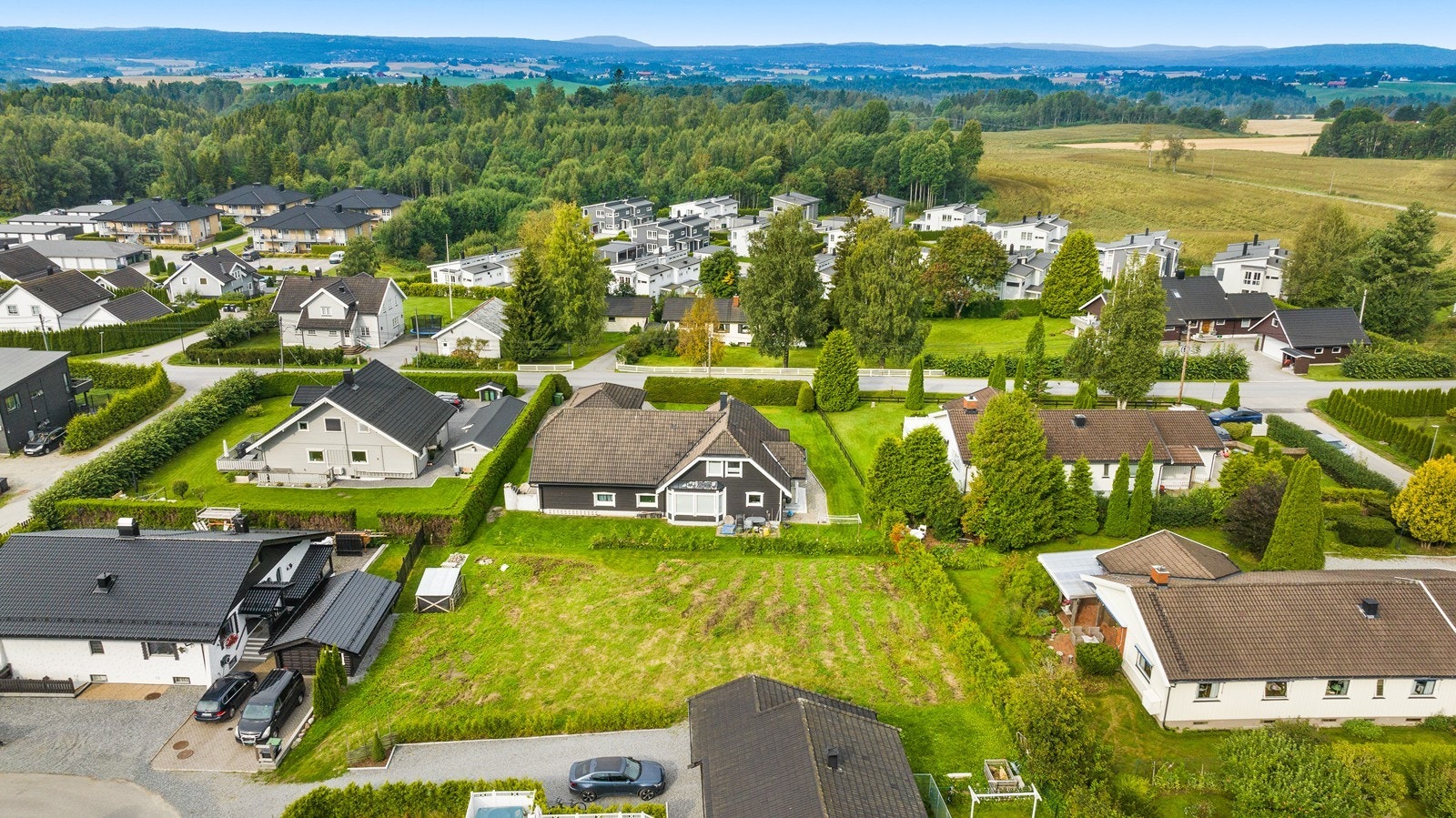 Selger har tilknyttet eiendommen til offentlig vann og avløp, men innkjørsel/adkomst må etableres. Galleribilde