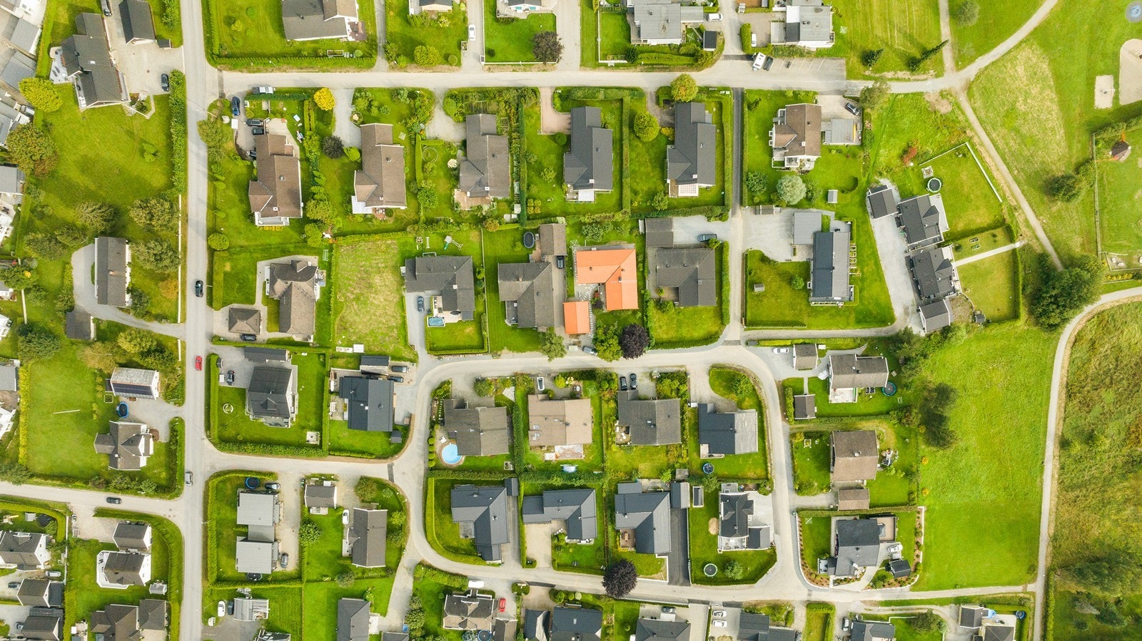 Velholdt og attraktivt nabolag, hvor husene er bygget i stil med hverandre. Galleribilde