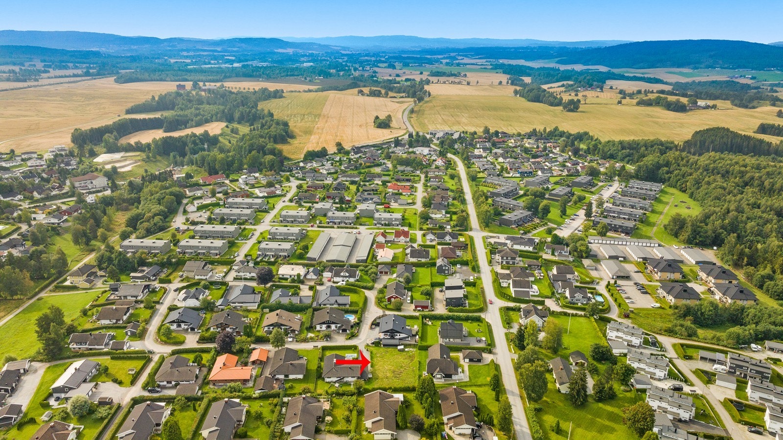 Eiendommen har en attraktiv og familievennlig beliggenhet på Hilton, like ved Kløfta sentrum. Galleribilde