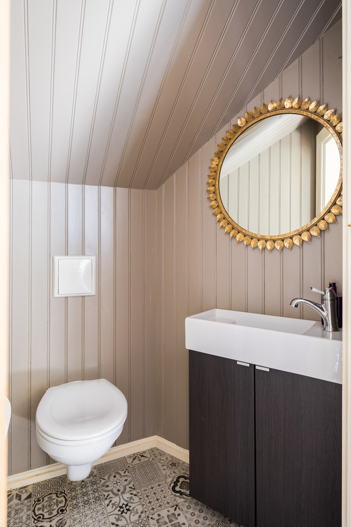 Praktisk toalettrom i denne etasjen. Her er vegghengt toalett og servant med underskap.