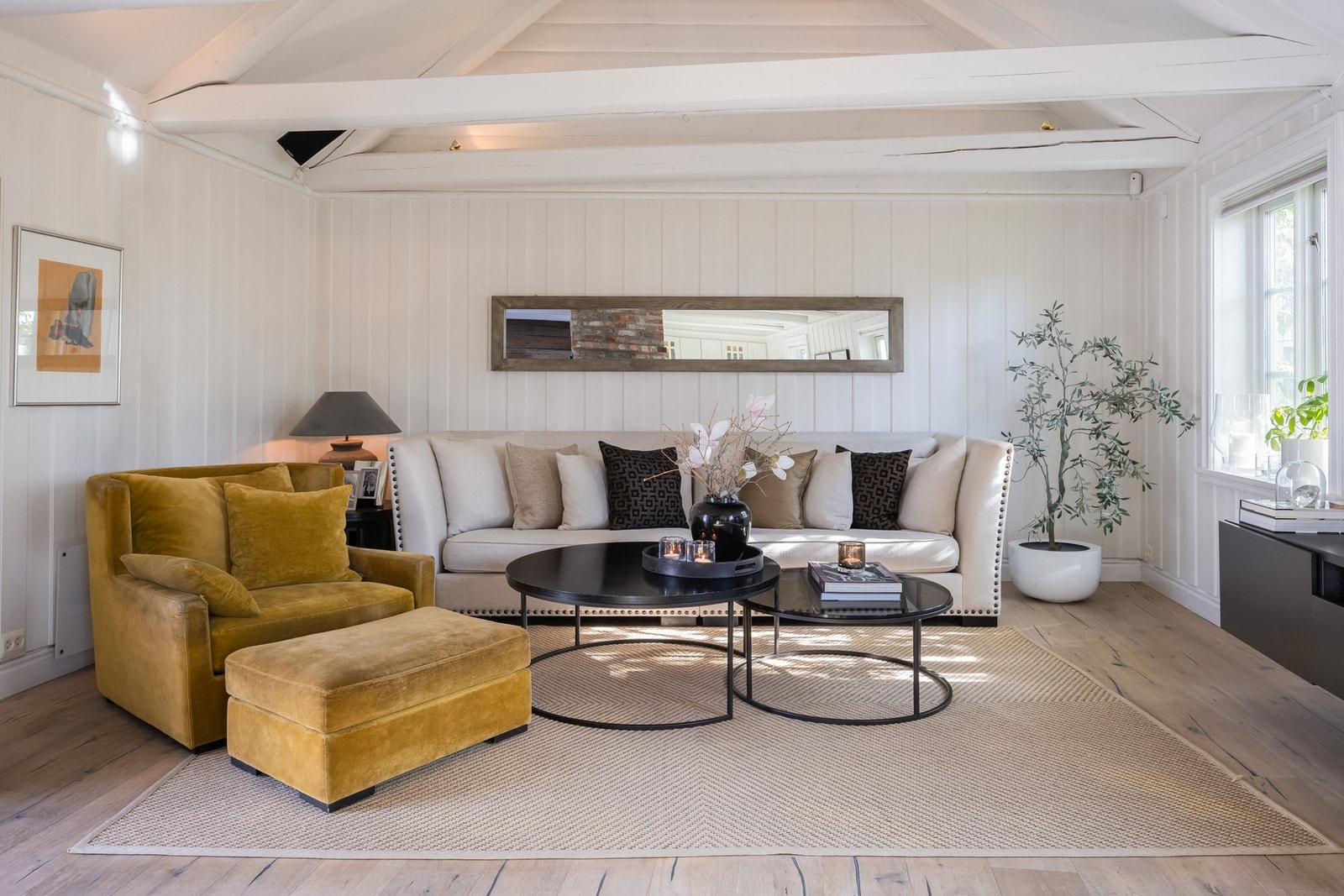 Stuen nyter godt av vindusflater på to sider og en god takhøyde.