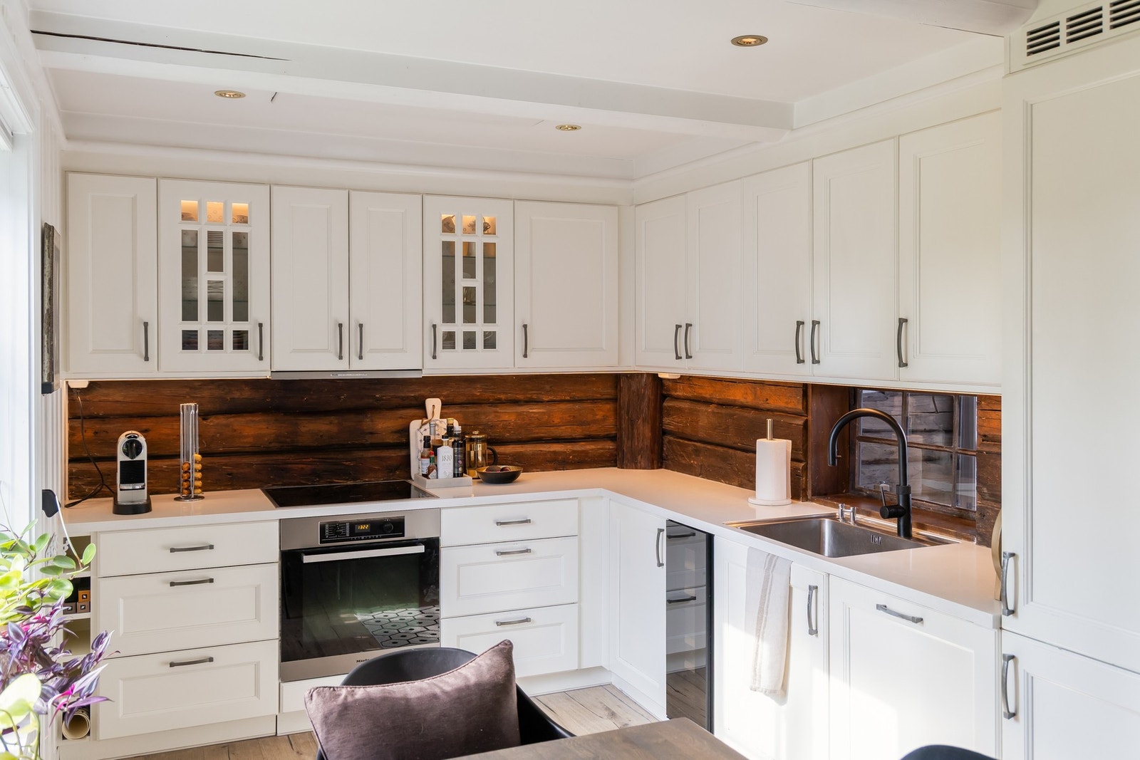 Pen og påkostet Fossline kjøkkeninnredning fra 2013. Innredningen har integrert stekeovn, platetopp, oppvaskmaskin og kjøl-/fryseskap, alt fra Miele. I tillegg integrert vinskap.